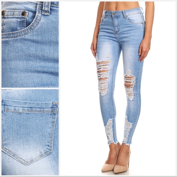 ‼️CLEARANCE‼️ Light Wash Distressed Jeans - Picture 2 of 8